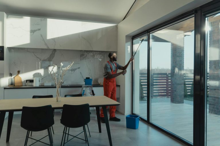 Wie Sie die beste Wohnungsreinigung in München finden: Tipps und Checkliste